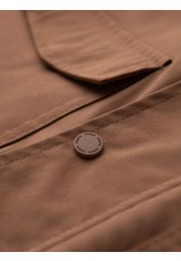 Ombre Clothing - Lekka kurtka męska z kieszeniami i wysokim kołnierzem – brązowa V5. Okazja: na co dzień. Typ kołnierza: kołnierzyk stójkowy. Kolor: brązowy. Materiał: syntetyk, materiał. Wzór: aplikacja. Styl: klasyczny, casual #3
