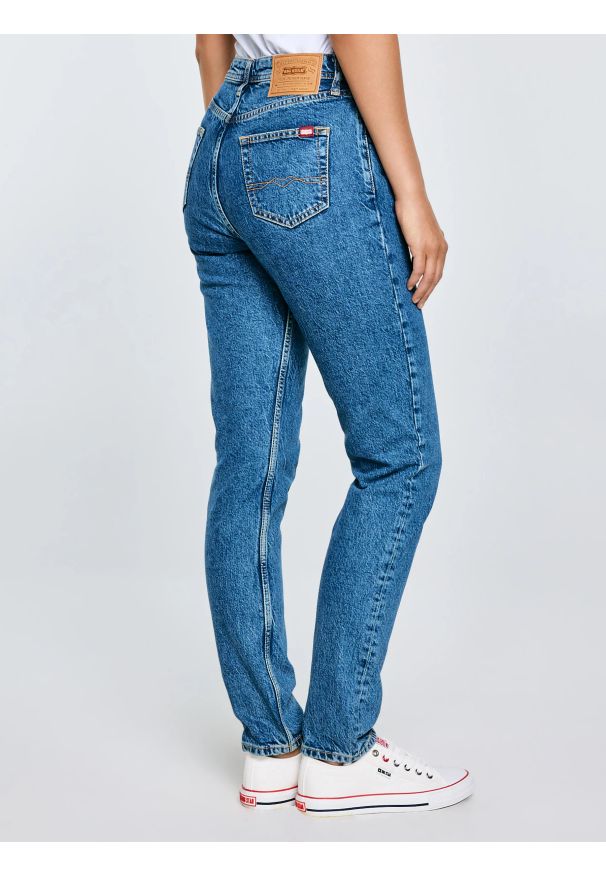 Big-Star - Jeansy damskie z kolekcji Authentic niebieskie Authentic 400. Kolor: niebieski. Wzór: aplikacja, haft. Sezon: lato. Styl: sportowy, elegancki, vintage, klasyczny