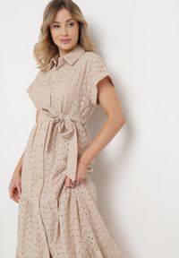 Born2be - Beżowa Sukienka Bawełniana z Ażurowym Wzorem i Wiązanym Paskiem Kelilena. Okazja: na co dzień. Kolor: beżowy. Materiał: bawełna. Długość rękawa: krótki rękaw. Wzór: ażurowy. Typ sukienki: rozkloszowane. Styl: elegancki, casual, retro #2