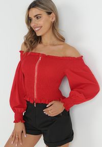 Born2be - Czerwona Marszczona Bluzka Hiszpanka z Suwakiem z Cyrkoniami Leanny. Typ kołnierza: dekolt hiszpanka. Kolor: czerwony #1