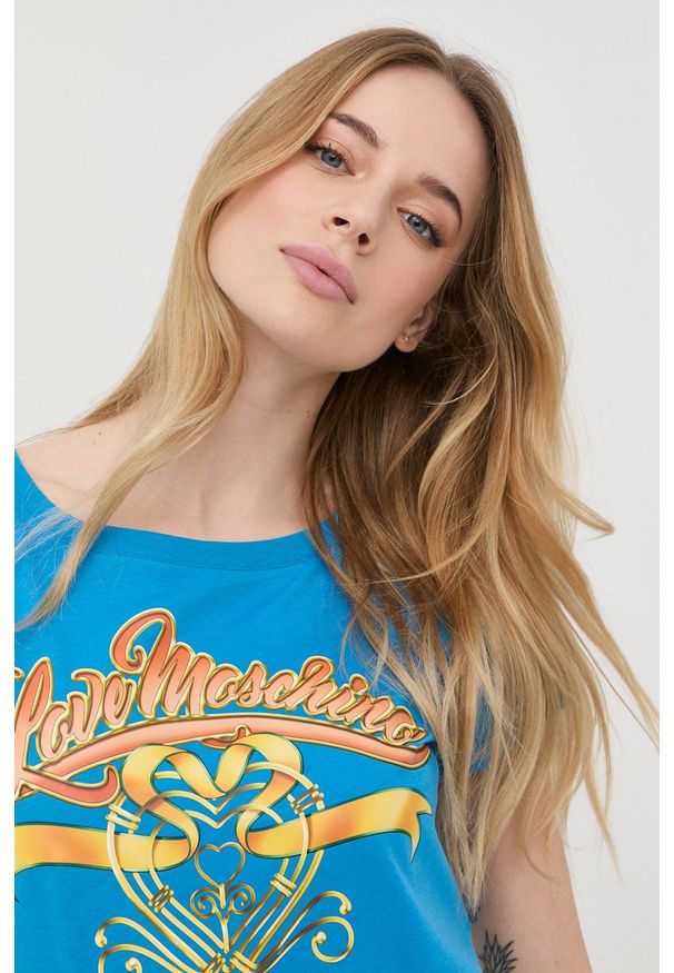 Love Moschino t-shirt bawełniany. Okazja: na co dzień. Kolor: niebieski. Materiał: bawełna. Długość rękawa: krótki rękaw. Długość: krótkie. Styl: casual