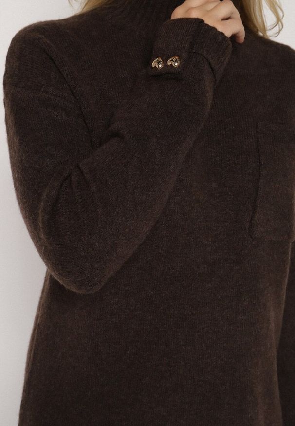 Born2be - Brązowa Dzianinowa Sukienka z Półgolfem z Domieszką Wełny i Wiskozą Nesara. Okazja: na co dzień. Kolor: brązowy. Materiał: dzianina, wełna, wiskoza. Sezon: zima, jesień. Styl: casual. Długość: midi