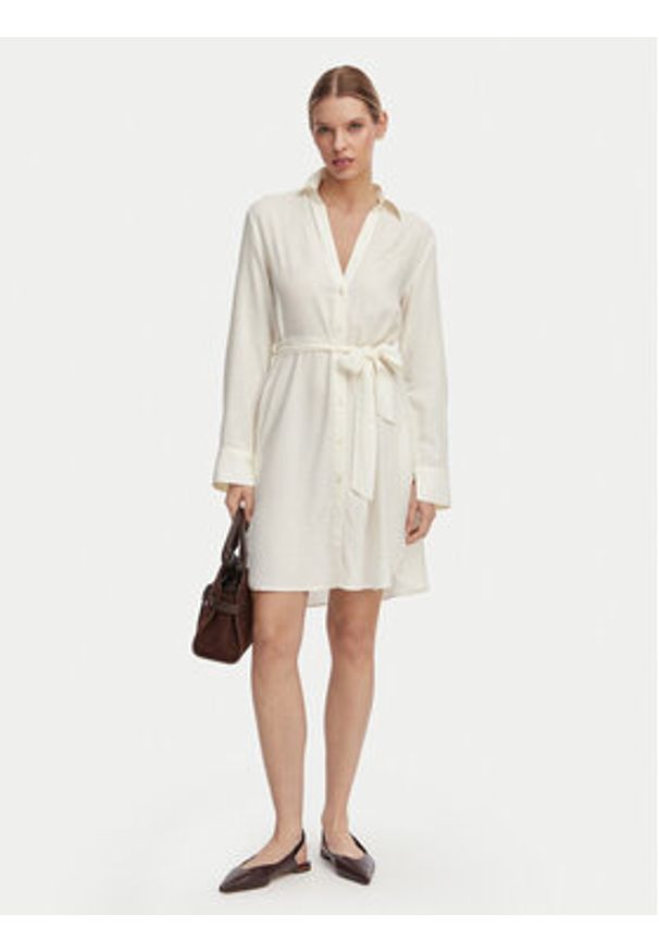 Emporio Armani Sukienka koszulowa EW000817 AF20252 U1131 Biały. Kolor: biały. Materiał: wiskoza. Typ sukienki: koszulowe