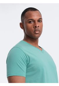 Ombre Clothing - Męska klasyczna bawełniana koszulka z dekoltem w serek BASIC – turkusowa V15. Typ kołnierza: dekolt w serek. Kolor: turkusowy. Materiał: bawełna. Wzór: ze splotem, jednolity. Styl: klasyczny #7