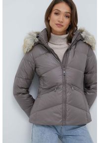 Calvin Klein kurtka puchowa damska kolor fioletowy zimowa. Okazja: na co dzień. Kolor: fioletowy. Materiał: puch. Sezon: zima. Styl: casual