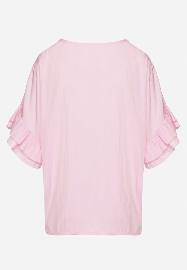 Born2be - Różowa Bluzka z Wiskozą Typu Nietoperz z Falbankami Davienna. Okazja: na co dzień, na spacer. Typ kołnierza: kołnierz z falbankami. Kolor: różowy. Materiał: wiskoza. Styl: casual, elegancki