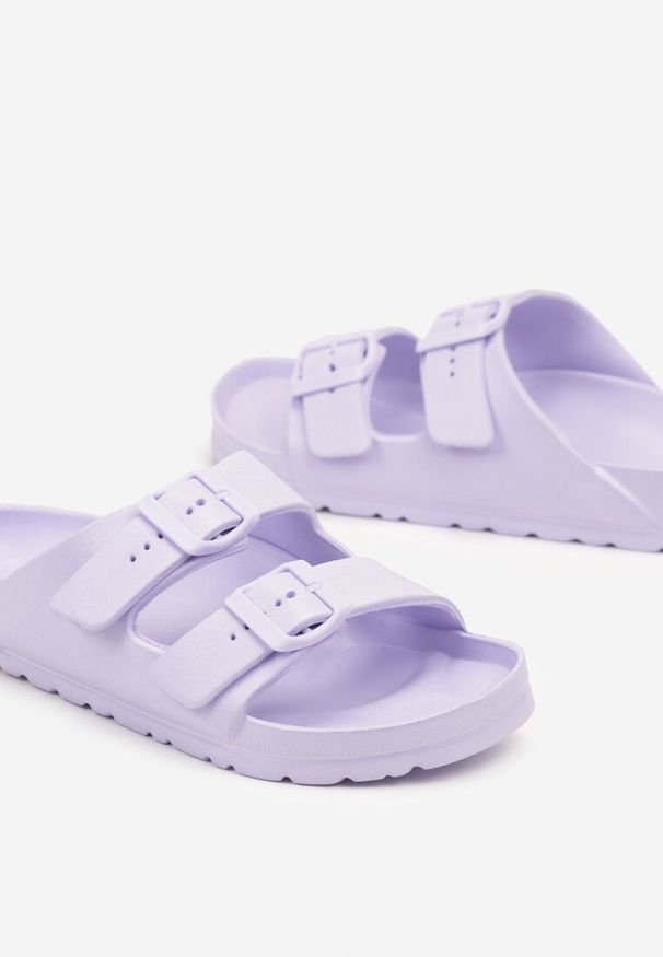 Born2be - Jasnofioletowe Klapki na Płaskiej Podeszwie z Klamerkami Nelondra. Okazja: na plażę, na co dzień. Nosek buta: otwarty. Kolor: fioletowy. Materiał: guma, jeans. Sezon: lato. Obcas: na płaskiej podeszwie. Styl: wakacyjny, klasyczny, casual. Wysokość obcasa: niski