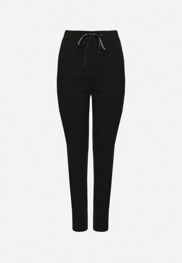 Born2be - Czarne Spodnie z Dodatkiem Bawełny Wysokim Stanem i Gumką w Pasie Ozdobione Napisami Rilella. Okazja: na spotkanie biznesowe. Stan: podwyższony. Kolor: czarny. Materiał: bawełna. Wzór: aplikacja, napisy. Styl: elegancki, biznesowy