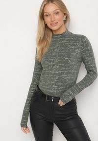 Born2be - Zielona Bluzka z Bawełny w Stylu Longsleeve z Półgolfem w Literowy Nadruk Azelenia. Okazja: na co dzień. Kolor: zielony. Materiał: bawełna. Długość rękawa: długi rękaw. Wzór: nadruk. Styl: casual