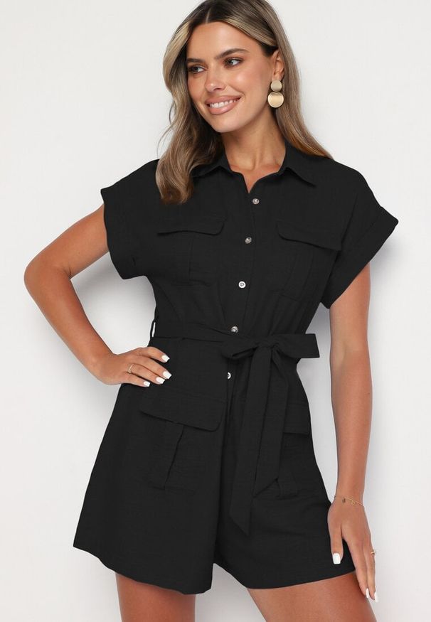 Born2be - Czarny Krótki Kombinezon z Zapinany na Guziki z Wiązaniem w Talii Senadea. Kolor: czarny. Długość rękawa: krótki rękaw. Długość: krótkie