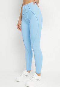 Born2be - Jasnoniebieski Komplet Sportowy z Ozdobnymi Przeszyciami Legginsy i Top na Ramiączkach Filinella. Kolor: niebieski. Materiał: skóra #7