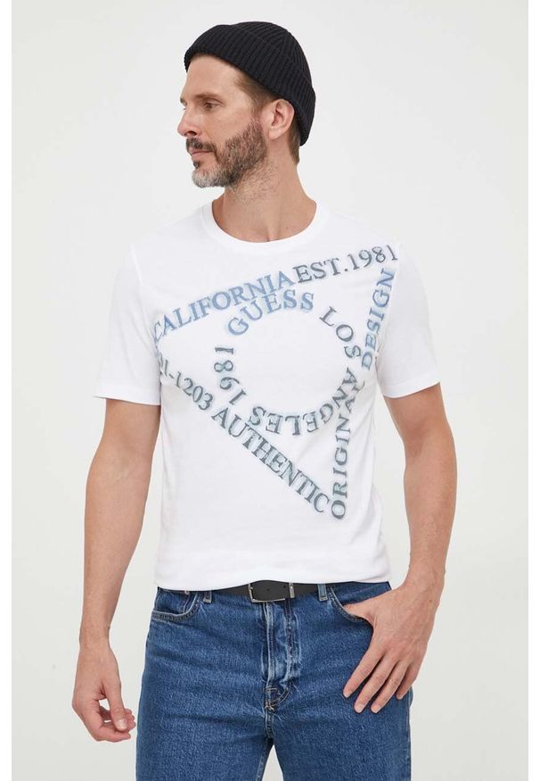 Guess t-shirt bawełniany kolor biały z nadrukiem. Kolor: biały. Materiał: bawełna. Długość rękawa: krótki rękaw. Długość: krótkie. Wzór: nadruk. Styl: klasyczny