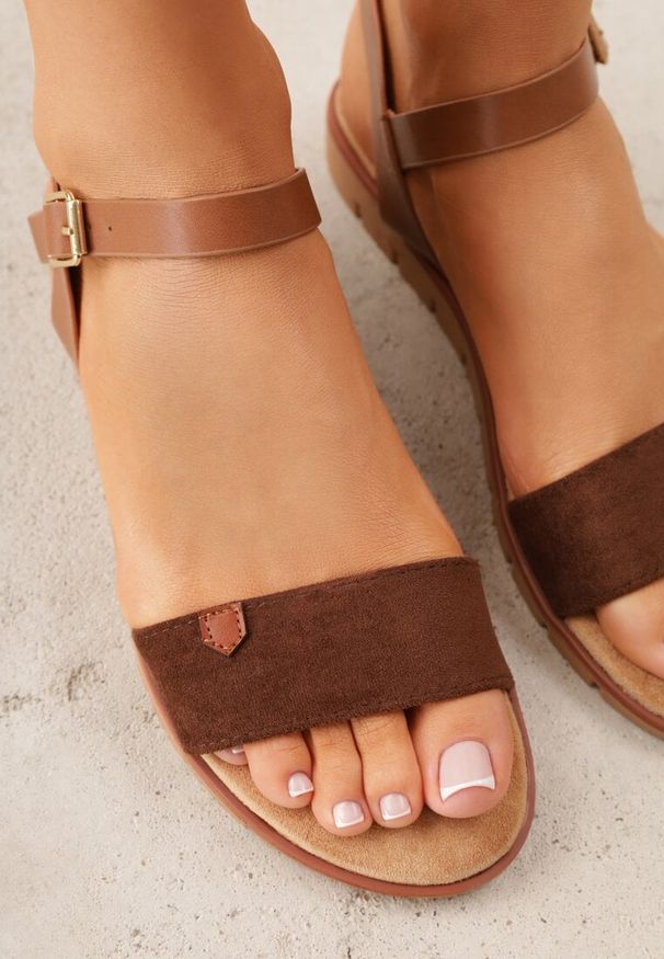Renee - Brązowe Sandały VICES w Stylu Basic z Paskiem z Klamerką Loretha. Okazja: na co dzień. Zapięcie: pasek. Kolor: brązowy. Styl: street, casual