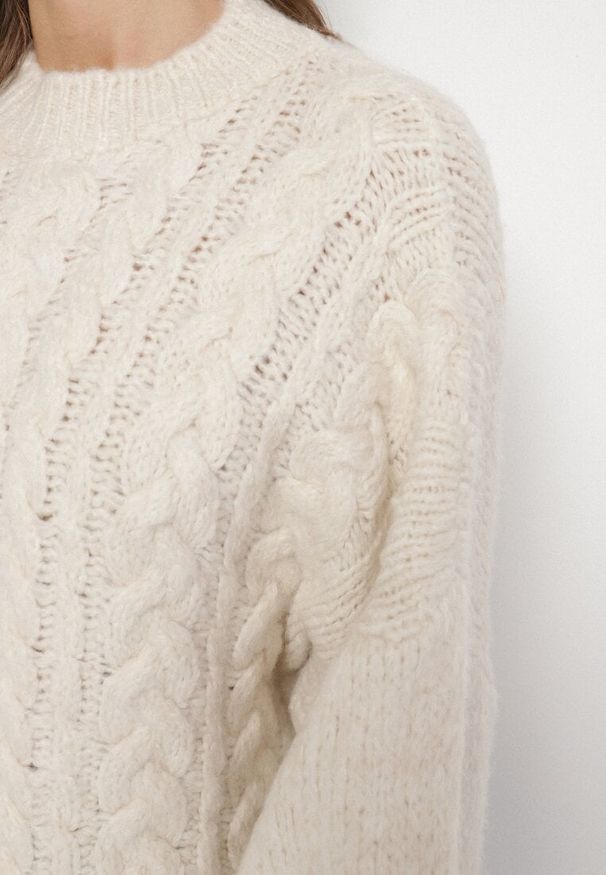 Born2be - Jasnobeżowy Sweter z Wełną Zdobiony Warkoczowym Splotem Lakkaria. Okazja: na co dzień. Kolor: beżowy. Materiał: wełna. Długość rękawa: długi rękaw. Długość: długie. Wzór: aplikacja, ze splotem. Styl: elegancki, casual