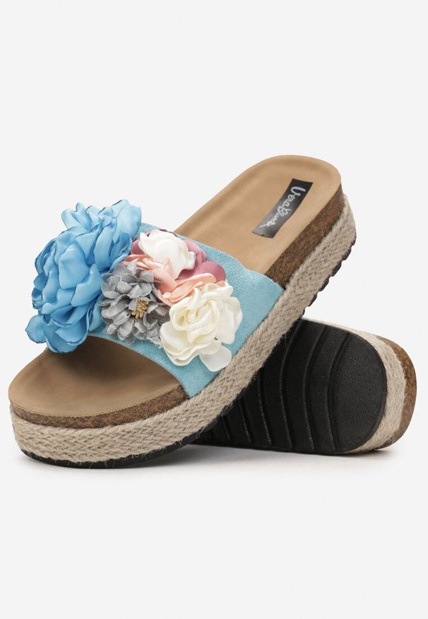 Renee - Niebieskie Klapki Ozdobione Kwiatami na Platformie z Jutową Plecionką Edera. Kolor: niebieski. Wzór: aplikacja, kwiaty. Obcas: na platformie. Styl: boho