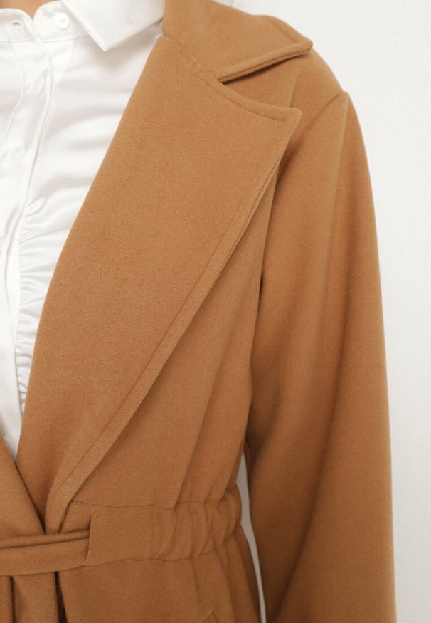 Born2be - Brązowy Płaszcz o Szlafrokowym Kroju z Marszczeniem w Talii i Wiązanym Paskiem Sartissa. Okazja: na co dzień. Kolor: brązowy. Materiał: jeans. Długość rękawa: długi rękaw. Długość: długie. Styl: klasyczny, casual, elegancki