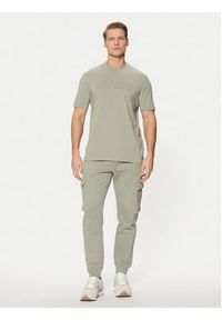 Guess Spodnie dresowe Z4YB08 K9V31 Zielony Regular Fit. Kolor: zielony. Materiał: bawełna