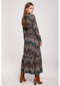 Stylove - Długa sukienka BOHO z falbankami i długim rękawem zielona. Okazja: do pracy, na imprezę. Typ kołnierza: kołnierz z falbankami. Kolor: zielony. Długość rękawa: długi rękaw. Styl: boho. Długość: maxi #2