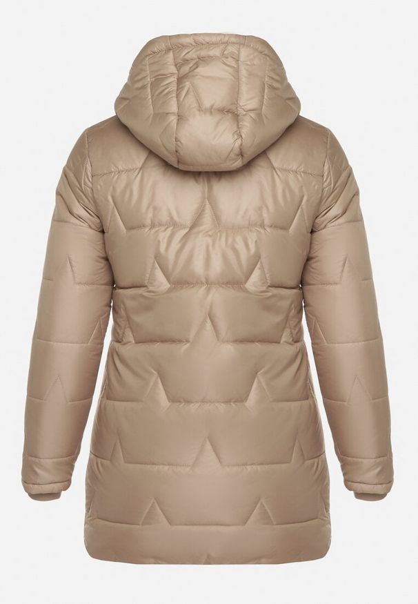 Born2be - Ciemnobeżowa Pikowana Kurtka o Prostym Kroju z Kapturem Nileria. Okazja: na co dzień, na spotkanie biznesowe, do pracy. Typ kołnierza: kaptur. Kolekcja: plus size. Kolor: beżowy. Materiał: poliester, dzianina, jeans. Styl: biznesowy, casual