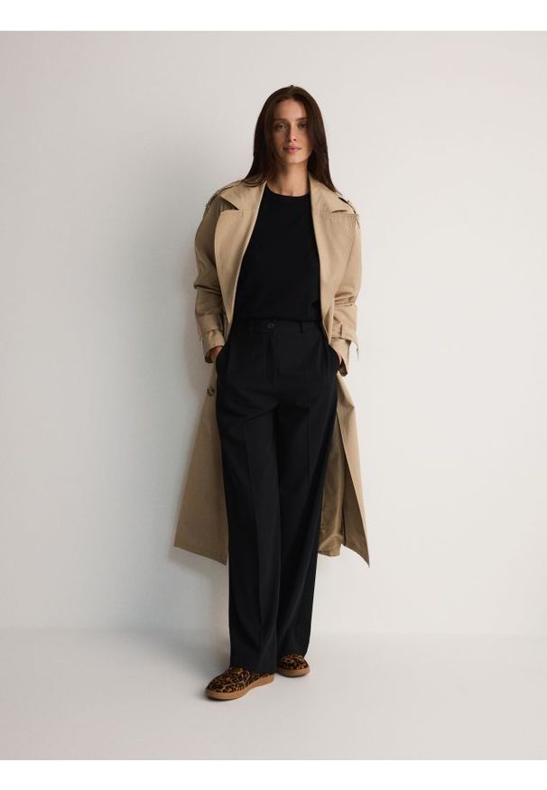 Reserved - Luźne spodnie z kantem - czarny. Kolor: czarny. Materiał: tkanina, wiskoza