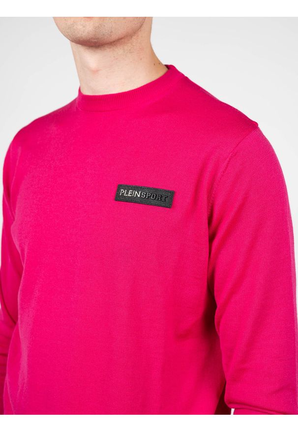 Plein Sport Sweter "Merino" | MPPS90149 | Mężczyzna | Różowy. Okazja: na co dzień. Kolor: różowy. Materiał: wełna. Wzór: aplikacja. Styl: sportowy