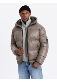 Ombre Clothing - Ciepła męska kurtka puffer ze ściągaczami – ciemnobeżowa V3 - Rozmiar: M. Okazja: na co dzień. Typ kołnierza: kaptur. Kolor: beżowy. Materiał: guma, tkanina, poliester, materiał, syntetyk, nylon. Wzór: aplikacja. Sezon: zima. Styl: casual