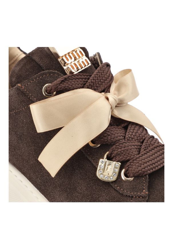 Sneakersy damskie Karino, cholewka ze skóry naturalnej welurowej platformowa podeszwa dekoracyjne wiązanie stabilna konstrukcja zapewniająca komfort. Okazja: na co dzień. Zapięcie: sznurówki. Kolor: brązowy. Materiał: welur, skóra. Szerokość cholewki: normalna. Obcas: na platformie. Styl: elegancki, casual