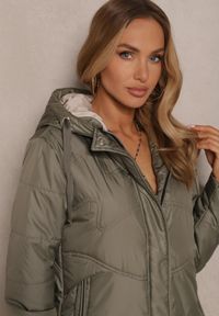 Renee - Zielona Kurtka z Pikowanymi Przeszyciami i Kapturem Zdobiona Sznurkami Evivienne. Okazja: na co dzień, na spacer. Kolor: zielony. Materiał: dzianina, poliester, jeans. Wzór: aplikacja. Styl: klasyczny, casual #4