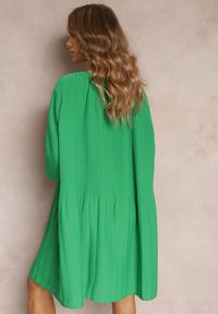 Renee - Zielona Plisowana Sukienka Mini z Długimi Rękawami Oversize Ticini. Kolor: zielony. Materiał: tkanina. Długość rękawa: długi rękaw. Sezon: jesień, wiosna. Typ sukienki: oversize. Długość: mini