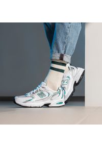 Buty unisex New Balance MR530AB – białe. Okazja: na co dzień. Kolor: biały. Materiał: tworzywo sztuczne. Szerokość cholewki: normalna. Sezon: lato #2