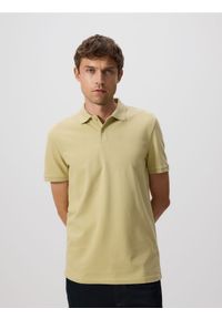 Reserved - Koszulka polo regular fit - musztardowy. Typ kołnierza: polo. Kolor: żółty. Materiał: bawełna, dzianina