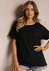 Renee - Czarny Bawełniany T-shirt Oversize z Krótkim Rękawem i Dłuższym Tyłem Zanimara. Kolor: czarny. Materiał: bawełna. Długość rękawa: krótki rękaw. Długość: krótkie
