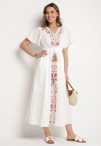 Born2be - Biała Bawełniana Sukienka Boho o Rozkloszowanym Kroju z Haftem i Frędzlami Modixa. Okazja: na co dzień. Typ kołnierza: dekolt w serek. Kolor: biały. Materiał: bawełna. Długość rękawa: krótki rękaw. Wzór: haft. Typ sukienki: rozkloszowane. Styl: boho #5