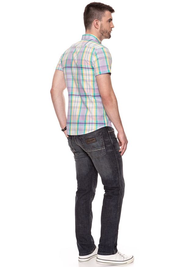 Wrangler - KOSZULA MĘSKA KRÓTKI RĘKAW WRANGLER SS 1PKT BUTTON-DOWN SEA PINK W5944NQWF 112129757. Typ kołnierza: button down. Materiał: bawełna. Długość rękawa: krótki rękaw. Długość: krótkie