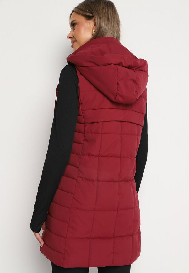 Born2be - Bordowa Pikowana Kamizelka z Odpinanym Kapturem i Kieszeniami na Suwak Anoria. Okazja: na co dzień. Kolor: czerwony. Materiał: jeans. Wzór: aplikacja. Styl: klasyczny, casual