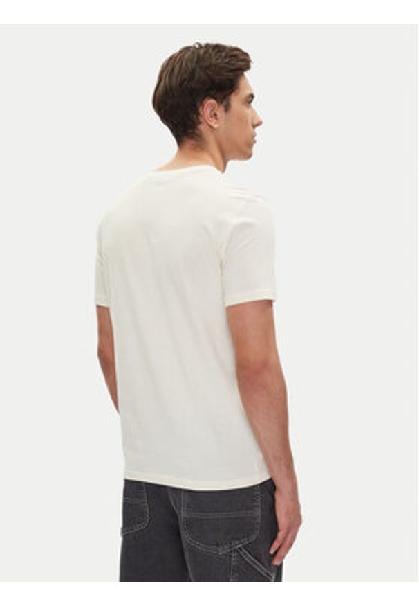 Mustang T-Shirt Austin 1016274 Biały Regular Fit. Kolor: biały. Materiał: bawełna