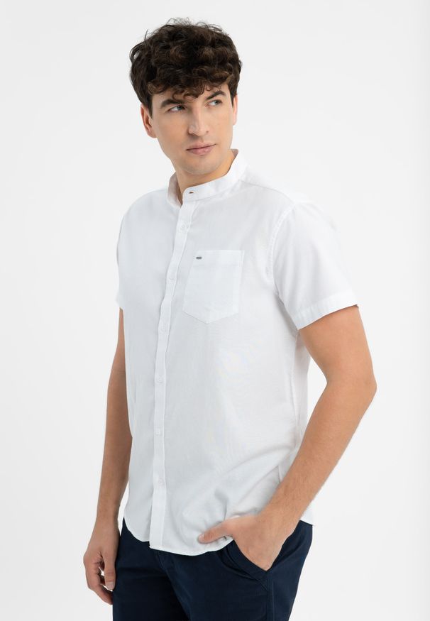 Volcano - Koszula z krótkim rękawem, Regular Fit, C-TRIFO. Typ kołnierza: kołnierzyk stójkowy. Kolekcja: plus size. Kolor: biały. Długość: krótkie. Wzór: aplikacja. Materiał: bawełna, materiał. Długość rękawa: krótki rękaw. Sezon: lato. Styl: klasyczny