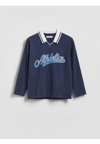 Reserved - Longsleeve z kontrastowym kołnierzykiem - granatowy. Typ kołnierza: kołnierzyk kontrastowy. Kolor: niebieski. Materiał: dzianina, bawełna. Długość rękawa: długi rękaw #1