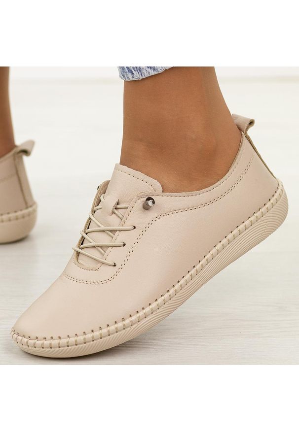 Beżowe skórzane półbuty damskie T.Sokolski 2023. Okazja: na co dzień. Nosek buta: okrągły. Kolor: beżowy. Materiał: skóra. Szerokość cholewki: normalna. Sezon: jesień, wiosna. Styl: klasyczny, casual