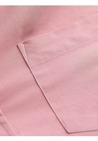 Ombre Clothing - Męska koszula bawełniana REGULAR FIT z kieszenią - różowa V3. Typ kołnierza: kołnierzyk klasyczny. Kolor: różowy. Materiał: bawełna. Długość rękawa: długi rękaw. Długość: długie. Styl: klasyczny #7