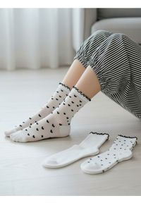 Sinsay - Zestaw skarpet z falbaną w serca i kropki 3 pack - wielobarwny. Wzór: kropki #1