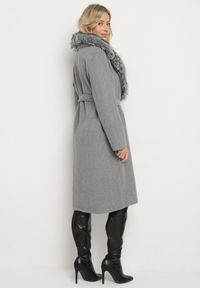 Born2be - Szary Elegancki Płaszcz Dwurzędowy z Futrzanym Kołnierzem i Paskiem Adeloria. Okazja: na co dzień. Kolor: szary. Materiał: futro. Styl: elegancki #2