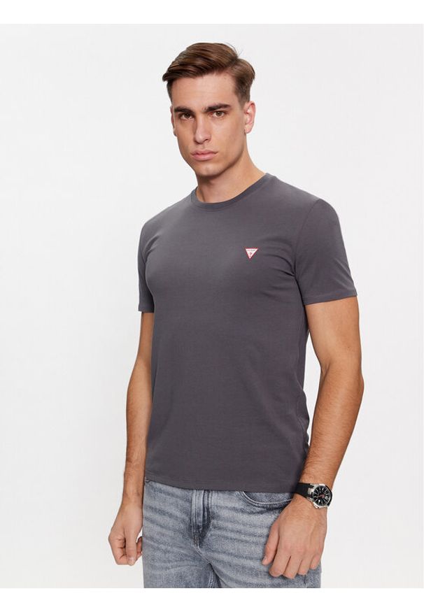 Guess T-Shirt M2YI24 J1314 Szary Slim Fit. Kolor: szary. Materiał: bawełna