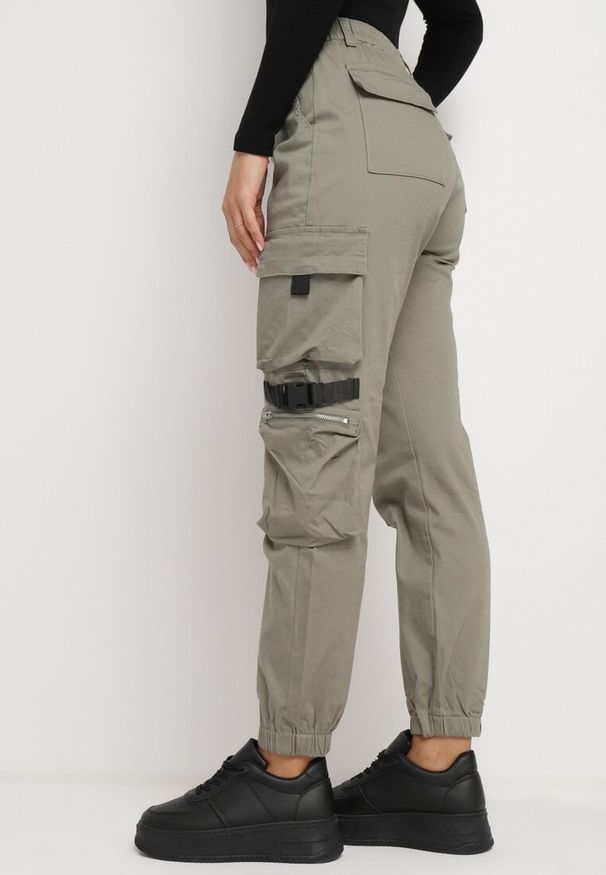 Born2be - Ciemnozielone Spodnie Cargo z Elastycznej Bawełny Irilene. Okazja: na spacer, na co dzień. Kolor: zielony. Materiał: bawełna. Styl: elegancki, casual