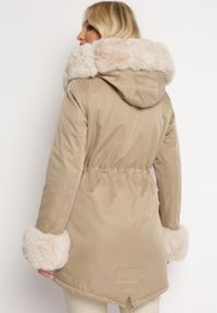 Born2be - Beżowa Kurtka Parka z Futerkiem i Kapturem Aresja. Okazja: na co dzień. Kolor: beżowy. Materiał: futro. Sezon: zima. Styl: casual #5