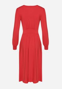 Born2be - Czerwona Rozkloszowana Sukienka z Wiskozą o Kopertowym Kroju Selwenna. Okazja: na co dzień. Typ kołnierza: dekolt w kształcie V. Kolor: czerwony. Materiał: wiskoza. Typ sukienki: kopertowe. Styl: casual #4