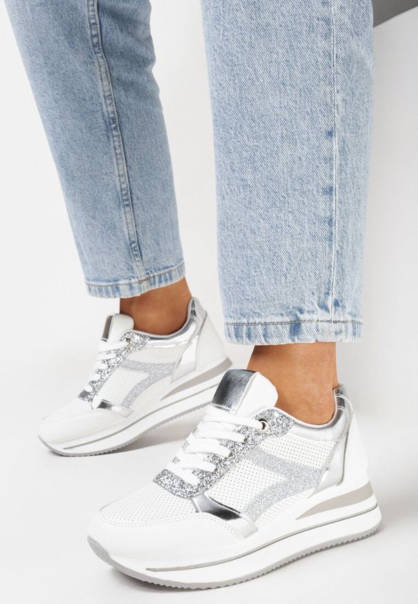 Born2be - Biało-Srebrne Sneakersy na Grubej Podeszwie z Błyszczącymi Wstawkami i Sznurowaniem Lirevasa. Kolor: biały. Wzór: aplikacja