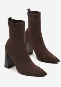 Born2be - Brązowe Botki Vices na Obcasie o Geometrycznym Kształcie z Elastyczną Cholewką Falurea. Okazja: na co dzień. Kolor: brązowy. Materiał: jeans. Szerokość cholewki: normalna. Wzór: geometria. Obcas: na obcasie. Styl: klasyczny, casual. Wysokość obcasa: średni