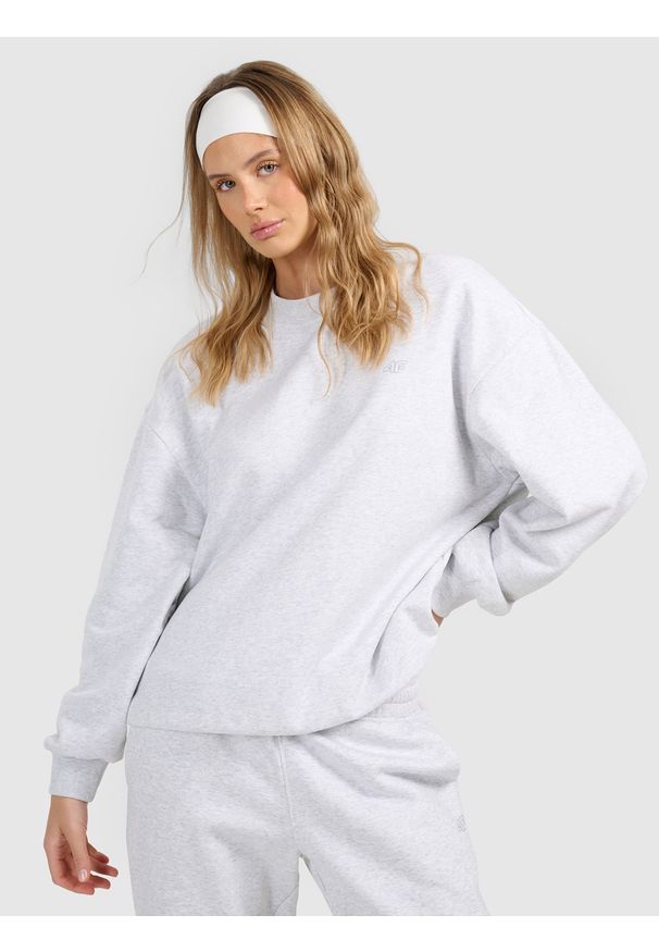 4f - 4F Bluza dresowa nierozpinana bez kaptura damska - szara L. Okazja: na co dzień, na spacer. Typ kołnierza: bez kaptura. Kolor: szary. Materiał: dresówka. Styl: casual, sportowy