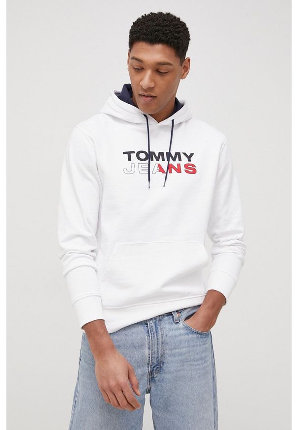 Tommy Jeans Bluza bawełniana męska kolor biały z kapturem z nadrukiem. Okazja: na co dzień. Typ kołnierza: kaptur. Kolor: biały. Materiał: bawełna. Wzór: nadruk. Styl: casual